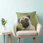 セットされるパグの頭部カメラを見ます クッション (椅子)