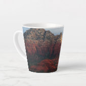 セドナのアリゾナにある曇り空のコーヒーポットロック カフェラテマグ (左アングル)