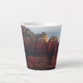 セドナのアリゾナにある曇り空のコーヒーポットロック カフェラテマグ (正面)