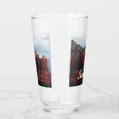 セドナのアリゾナにある曇り空のコーヒーポットロック タンブラーグラス (右)