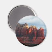 セドナのアリゾナにある曇り空のコーヒーポットロック マグネット (正面/裏面)