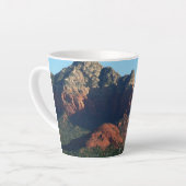 セドナのアリゾナ州コーヒーポットロックI カフェラテマグ (左アングル)