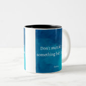 セネカ: 前を見据え、過去に躓くな ツートーンマグカップ (正面右)