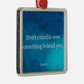 セネカ: 前を見据え、過去に躓くな メタルオーナメント (右)