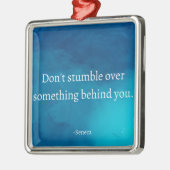セネカ: 前を見据え、過去に躓くな メタルオーナメント (左)