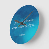 セネカ: 前を見据え、過去に躓くな ラウンド壁時計 (傾斜)