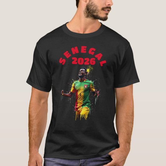 セネガル旗を掲げた2026サッカーゴールセレブレーション Tシャツ (正面)