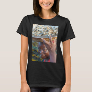 セネガル、サンルイの魚屋 Tシャツ