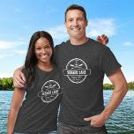 セバゴレイクメインパーソナライズされたタウンアンドネーム Tシャツ<br><div class="desc">セバゴ湖メイン航海のデザインはパーソナライズされた、あなたの町（レイモンド、フレイ島、カスコ、ウィンドハム、セバゴ、ナポリ、スタンディッシュなど）と一緒にあり、あなたの名も姓も名も。このレトロなヴィンテージスタイルデザインは、白い円、いかり、シャキシャキしたパドルとセバはっきりしたゴ湖のバ読ナーを備えている。ボート愛好家やセバゴ湖とメインを愛する誰にでも最適。背景の色は小さなスポイトでクリック非常に簡単に変更できる。また、下のColorfulGalshopのロクリックゴで他のセバゴ湖のデザインを参照する。感謝していストップの!!</div>