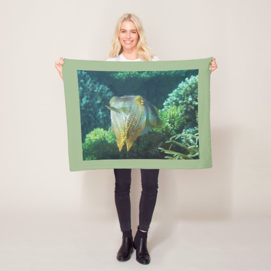 セピアで迫力満点!サンゴ礁で輝くイカ | フリースブランケット (インサイチュ)