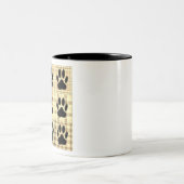 セピアの犬の足の漫画のパターンキルト ツートーンマグカップ (中央)
