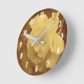 セピアの白いバラフェイクの花 ラウンド壁時計 (傾斜)