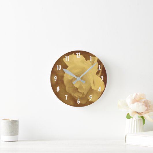 セピアの白いバラフェイクの花 ラウンド壁時計 (ホーム)