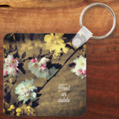 セピアの花パーソナライズされた キーホルダー (裏面)