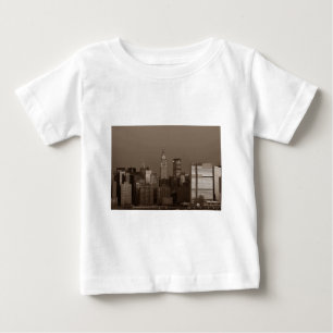セピアニューヨークシティスカイライン ベビーTシャツ