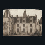 セピアフランスのトーンの美しいシャトー iPad MINIカバー<br><div class="desc">ヴィクトル・プティは、美しいフランスのシャトーを持って来て、心地よいセピア色でキャプチャ。この堂々たる領主邸は貴族の邸宅であフランスのり、セピアのフィルターがこの建物の威厳を引き出している。このプリントで貴人を家に連れて行け！</div>