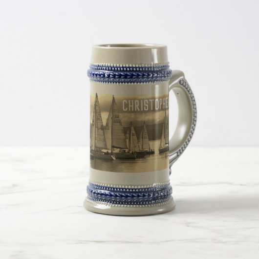 セピア効果のあるヨット。[名前を追加]: ビールジョッキ (正面右)