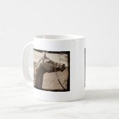 セピア色のアラビア種の雄馬 コーヒーマグカップ (正面左)