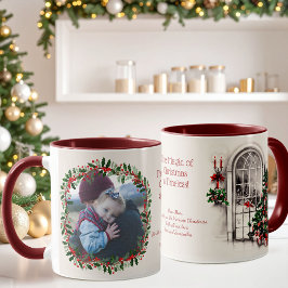セピア色のクリスマスの窓とヒイラギの写真マグカップ マグカップ