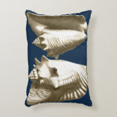 セピア色のコンシュの貝殻 アクセントクッション (正面(垂直))