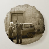 セピア色の円形の装飾用クッションのイタリアンな通り場面 ラウンドクッション (裏面)