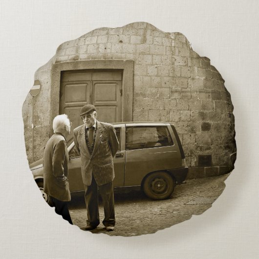 セピア色の円形の装飾用クッションのイタリアンな通り場面 ラウンドクッション (裏面)