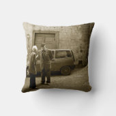 セピア色の正方形の装飾用クッションのイタリアンな通り場面 クッション (裏面)