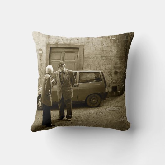 セピア色の正方形の装飾用クッションのイタリアンな通り場面 クッション (裏面)