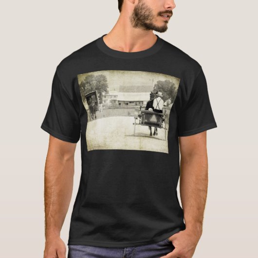 セピア色の田舎道を行くアーミッシュの2台の馬車 Tシャツ (正面)