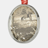 セピア音茶色の馬とフェンス メタルオーナメント (左)