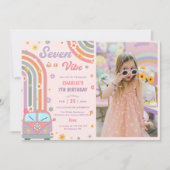 セブンはVibe Groovyレトロデイジー誕生日写真 招待状 (正面)