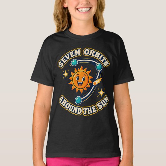 セブンオービットスペースの誕生日冒険 Tシャツ (正面)