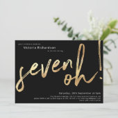 セブンOh 70誕生日ブラックゴールドフォイルスタイリッシュ 招待状 (スタンド正面)
