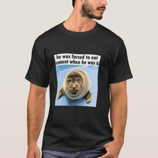 セメントを食べさせられたアホなアザラシ ミーム Tシャツ (正面)