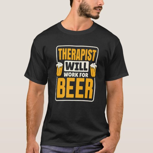 セラピストはビールとビールおもしろいの飲み方に向かう Tシャツ (正面)