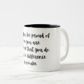 セラピストマグカップ、ソーシャルワーカーギフト、ナースギフト ツートーンマグカップ (正面右)