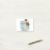 セラピー犬が手を焼くような衝撃を与える ポストイット (デスク上)