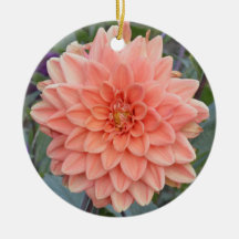 セラミックオーナメントと赤面ダリア