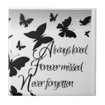 セラミックタイル上の白黒ディスプレイ