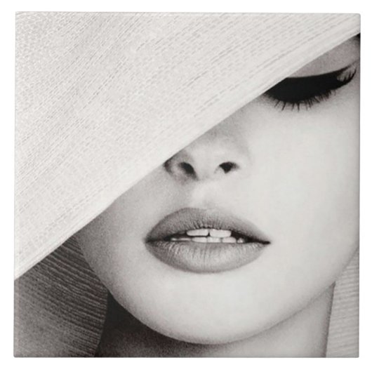 セラミックタイル – 帽子の下のモデル (正面)