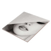 セラミックタイル – 帽子の下のモデル (側面)