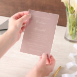 セリーンピンクエレガントな結婚式 ベラム紙招待状<br><div class="desc">クラシックスクリプトとセリフのフォントを備えたシンプルデザインとタイムレスなエレガントを備えた伝統的結婚式招待状。</div>