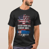セルビアのルーツを持つ米国国旗で育ったアメリカ人 Tシャツ (正面)