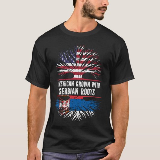 セルビアのルーツを持つ米国国旗で育ったアメリカ人 Tシャツ (正面)