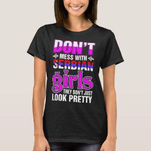 セルビアの女の子はかわいらしく見ます Tシャツ