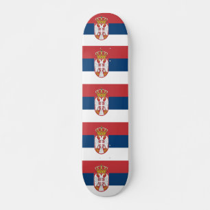 セルビア国旗を掲げたスケートボード スケートボード