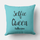 セルフィークイーンネームパーソナライズされたターコイズティール(緑がかった色)ブルー クッション (裏面)