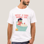 セルフケアモード:オン - かわいい&面白い漫画の入浴シーン Tシャツ (正面)