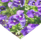 セレニティの海：美しい紫のパンジー畑 テーブルクロス (アングル)