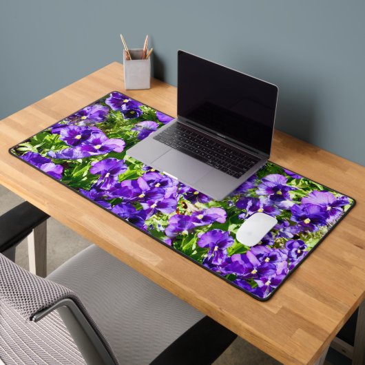 セレニティの海：美しい紫のパンジー畑 デスクマット (オフィス2)
